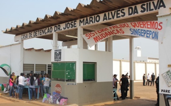 Jovem é presa ao tentar entrar com droga em presídio Urso Branco