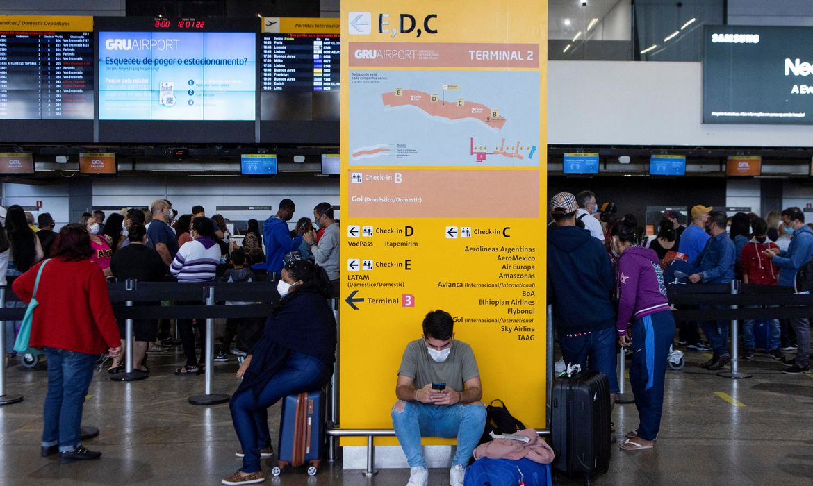 Máscaras em aviões e aeroportos são obrigatórias a partir desta sexta, 25
