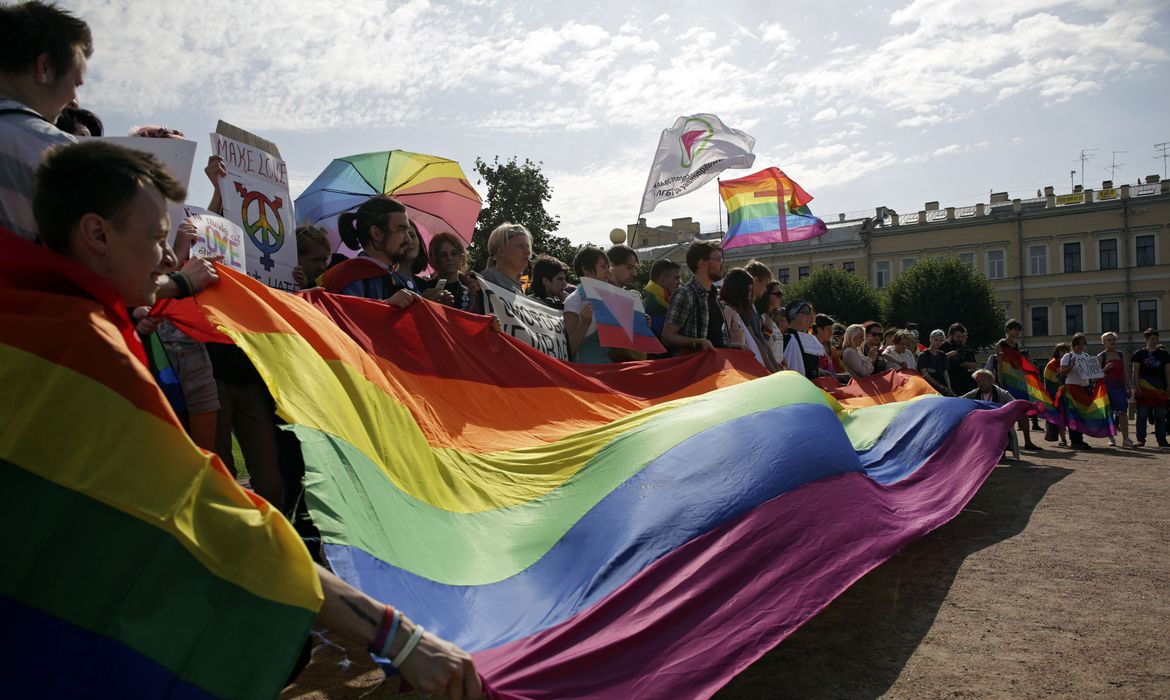 Parlamento russo aprova lei que proíbe propaganda LGBT entre adultos
