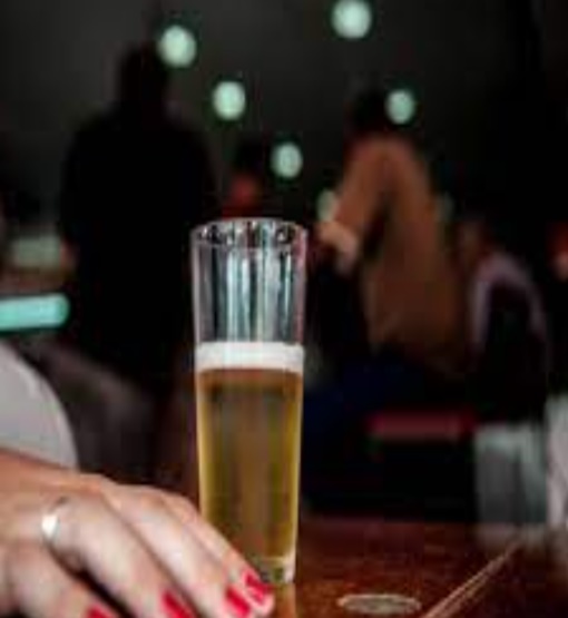 Marido agride esposa que se recusou tomar bebida alcoólica com ele em bar 
