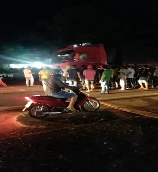 Carreteiro fura bloqueio é atacado por manifestantes e revida atropelando uma mulher - VÍDEOS