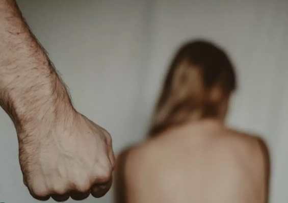 Mulher é agredida pelo marido na frente da filha de três meses