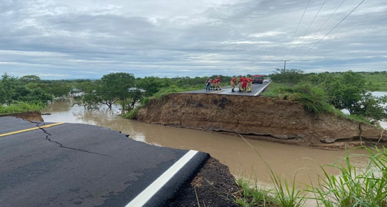 
Pista cede e três carros caem em cratera na Rodovia SE-290; uma vítima confirmada