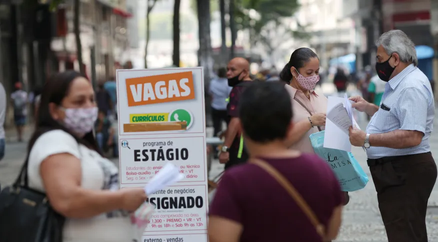 Desemprego cai a 8,3% no trimestre encerrado em outubro, diz IBGE
