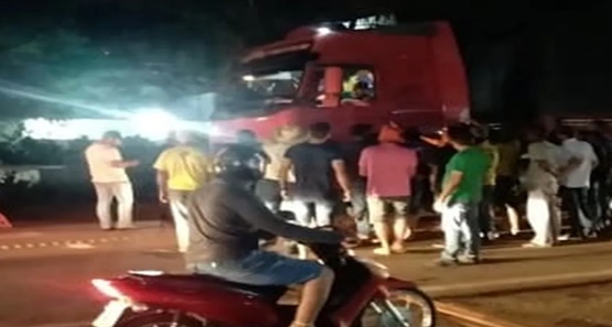Caminhoneiro que atropelou manifestante é indiciado por tentativa de homicídio
