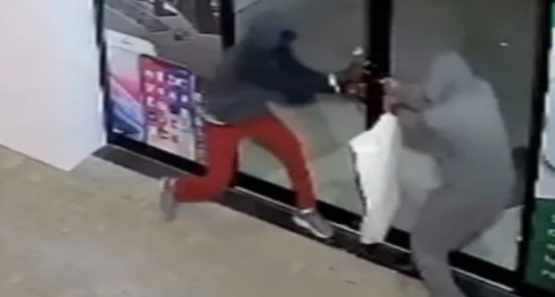 Dupla invade pousada e tranca vítimas no banheiro durante roubo 