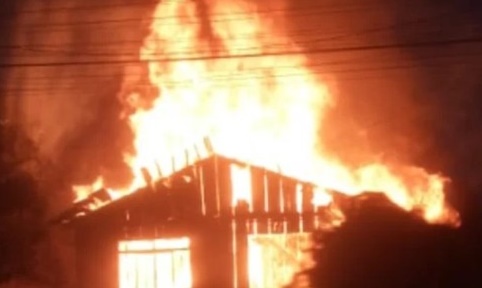 Casa fica destruída após ser incendiada por criminoso na zona leste 