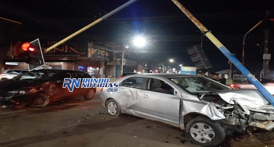 Carro avança preferencial e causa grave acidente em cruzamento 
