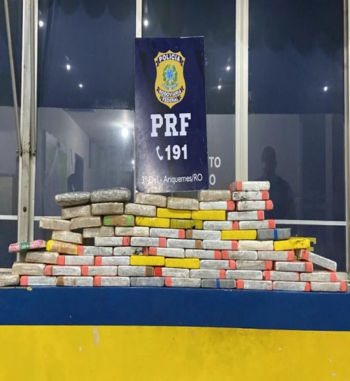 PRF intercepta e prende jovem transportando 73 kg de cocaína escondidos na lateria de veículo
