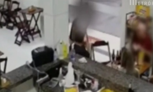 Homem passa mão nas partes íntimas de jovem em conveniência e vai preso 