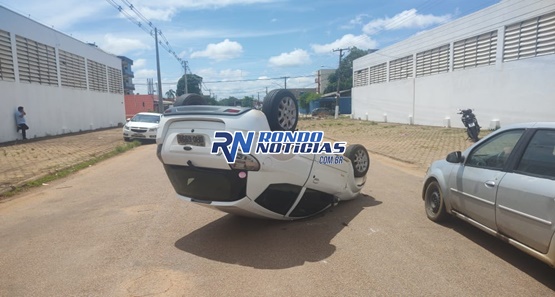 
Carro capota após colisão com outro veículo no centro de Porto Velho 