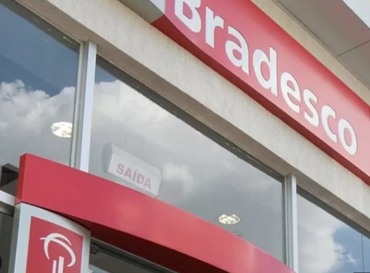 Bandidos quebram parede de agência bancária e tentam roubar cofre  