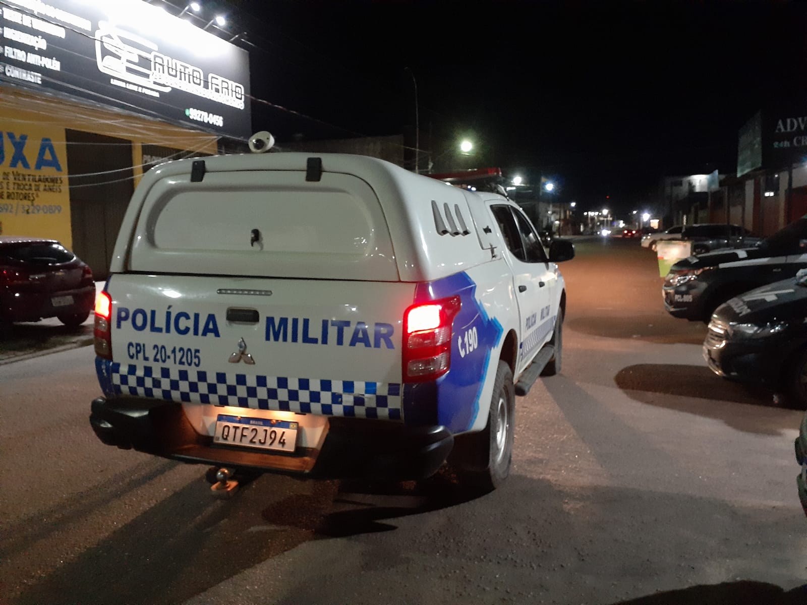 Bandidos fazem casal refém e fogem levando utensílios e veículo Saveiro