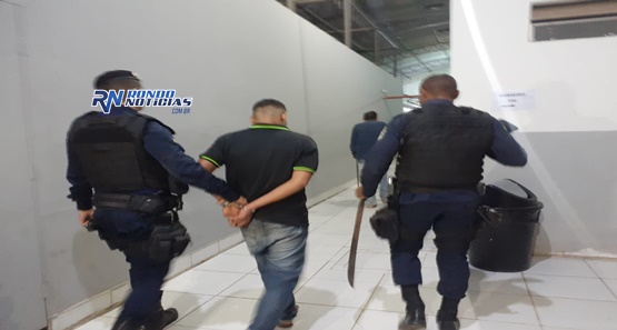 Homem é preso após agredir e tentar matar a esposa com um facão 