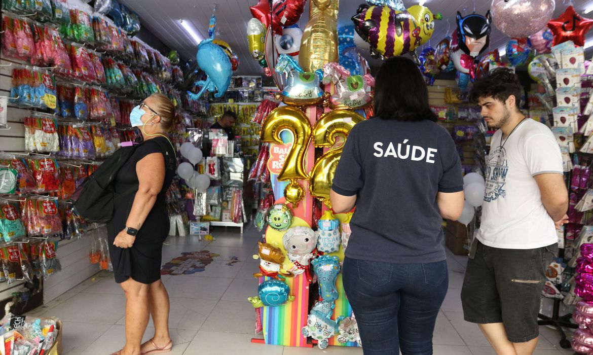 Para evitar golpes, consumidor deve ficar atento nas compras
