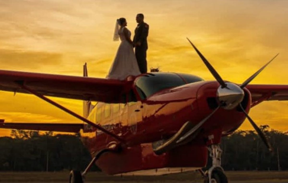 Oficial dos Bombeiros usa avião da corporação para ensaio fotográfico