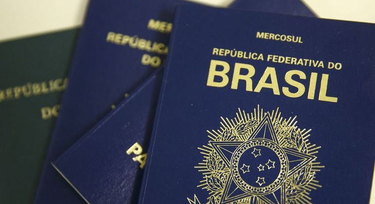 Bolsonaro sanciona lei e libera R$ 31,4 milhões para emissão de passaportes
