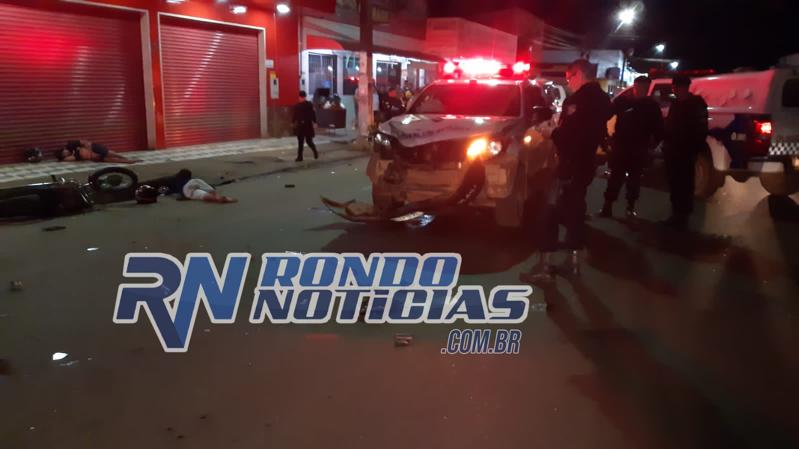 Dupla ocupando motocicleta colide com viatura da PM e fica em estado grave