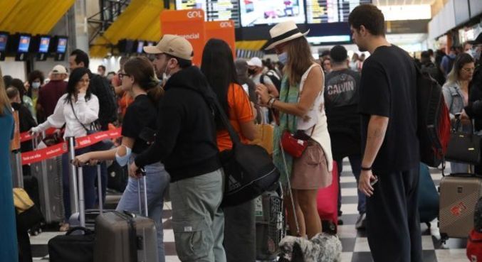 Pilotos e comissários aceitam proposta das companhias aéreas e encerram greve
