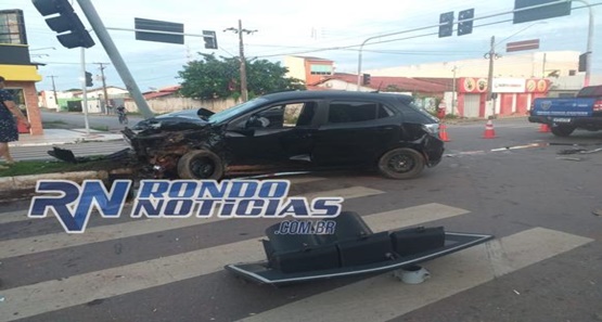 Colisão de trânsito deixa dois carros com a parte frontal destruída