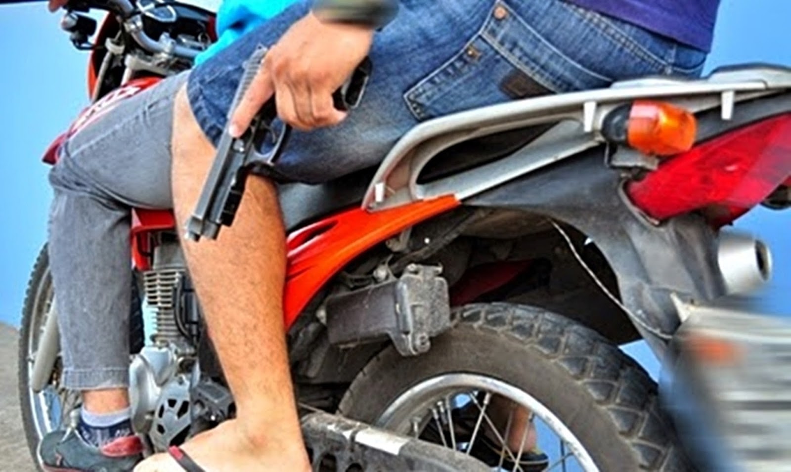 Motociclista acelera moto para fugir de assaltantes e leva tiro nas costas 