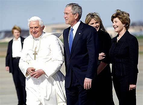 Bento XVI pilotava helicópteros e era fã de gatos; veja algumas curiosidades
