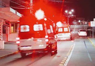 Homem é esfaqueado pela afilhada durante confraternização em família