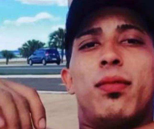 Jovem é morto a golpes de faca pela esposa na sala de casa; mulher é presa pela PM