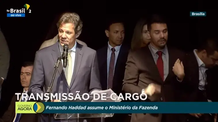 Bolsa despenca e dólar dispara após primeira fala do Ministro da Fazenda