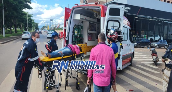 Mulher fica ferida em acidente entre moto e caminhonete na Avenida Jorge Teixeira 