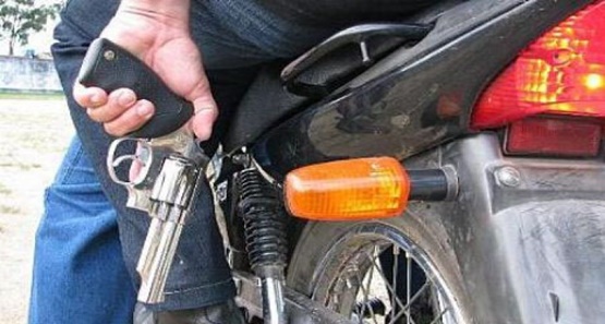 Dupla em motocicleta tenta matar a tiros casal de adolescentes na frente de casa