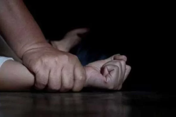 Homem que imobilizou a própria esposa para vizinho estuprar também é preso
