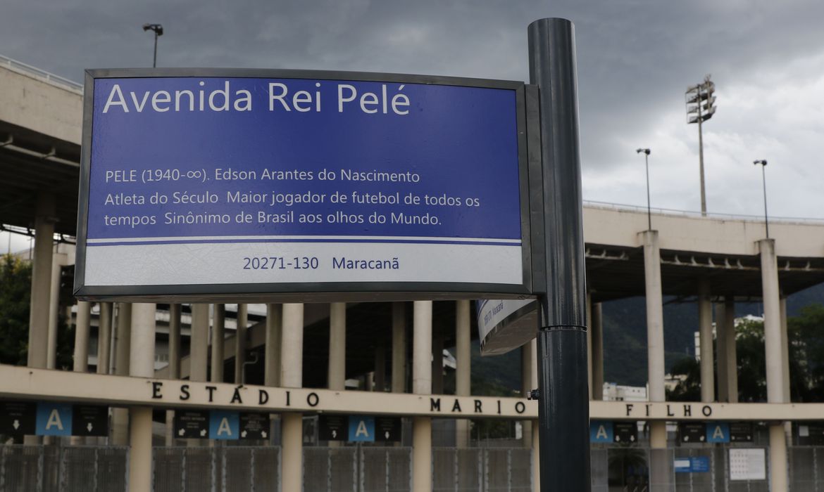 Prefeitura do Rio de Janeiro instala placas da Avenida Rei Pelé, em frente ao Maracanã
