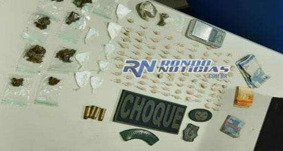 Dupla é presa com 100 papelotes de droga, dinheiro e balança de precisão