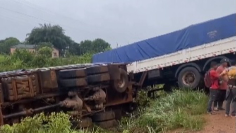 Quatro pessoas ficam feridas em acidente entre carreta e carro na BR-319 

