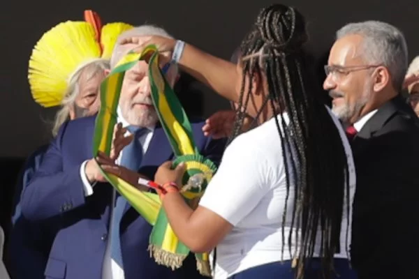 Catadora que entregou faixa a Lula viajou para a Europa graças a deputada; entenda
