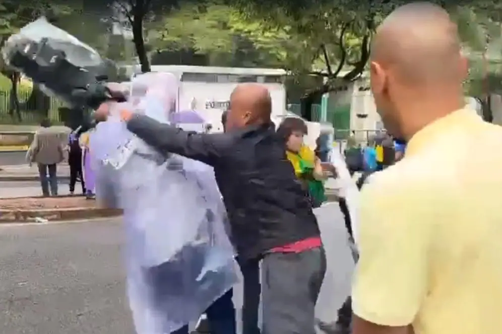 Manifestantes agridem jornalistas em desmonte de acampamento em Belo Horizonte
