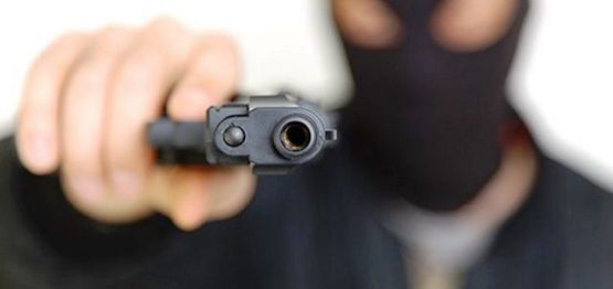 Motorista de aplicativo é feito refém e tem carro depenado por bandidos