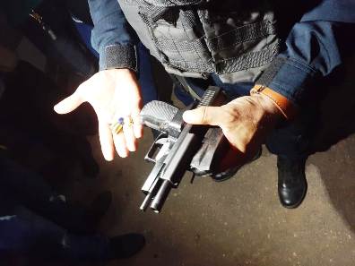 Polícia prende homem armado com pistola no Cristal da Calama
