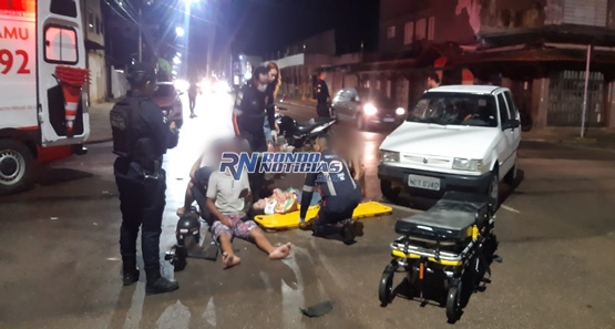 Casal em motocicleta fica ferido após forte colisão na Pinheiro Machado