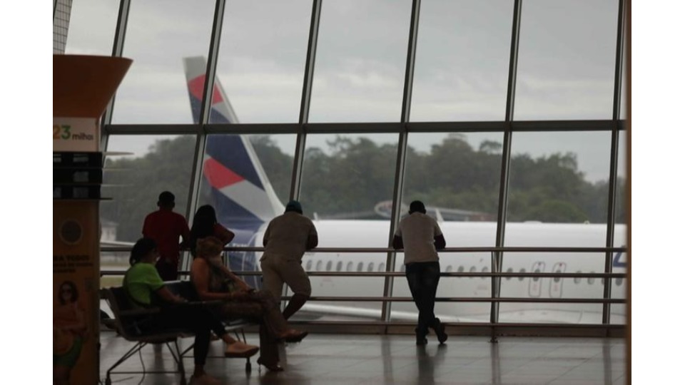 Preços de passagens aéreas devem seguir altos em 2023, diz site