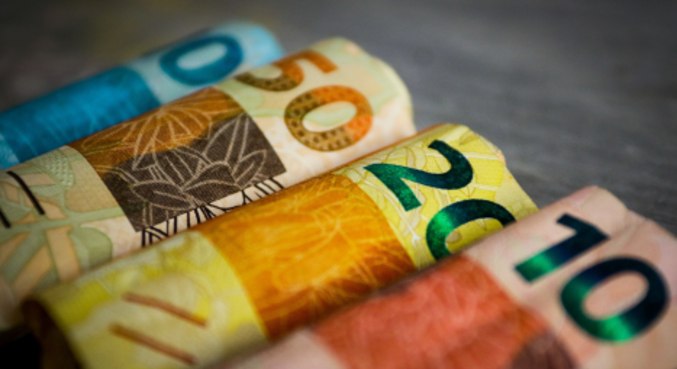 Salário mínimo pode ser reajustado em R$ 1.320 só em maio, defende equipe econômica
