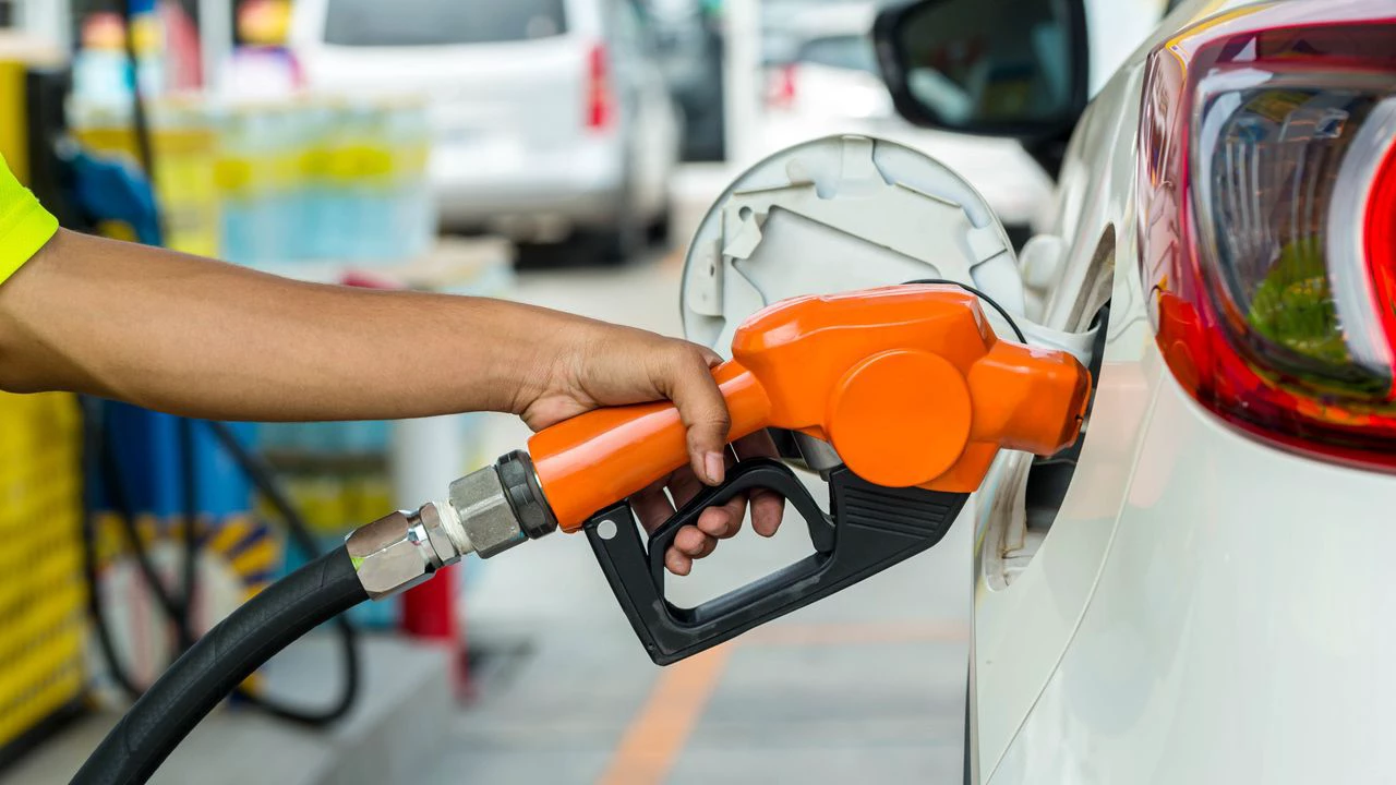 Imposto sobre gasolina e etanol deve ser retomado em março e preços devem subir
