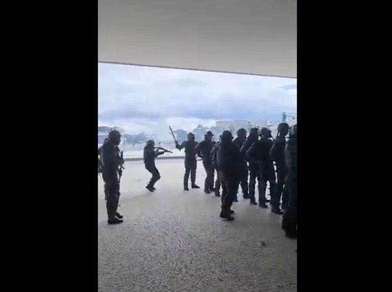 Vaza vídeo inédito de PM dando bronca em tropa do Exército durante invasão; assista