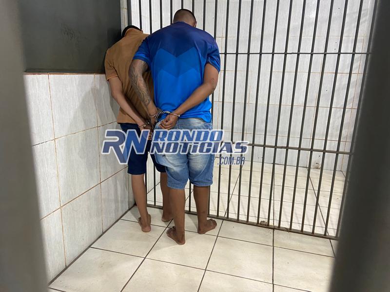 Dupla é presa após jogar droga em bueiro ao ver chegada da polícia