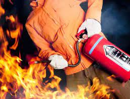 Homem em situação de rua usa extintor para apagar incêndio em pastelaria