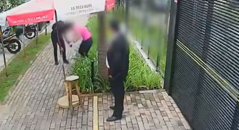 Segurança de prédio de luxo flagra assalto a mulher, fica imóvel e ainda se afasta; assista