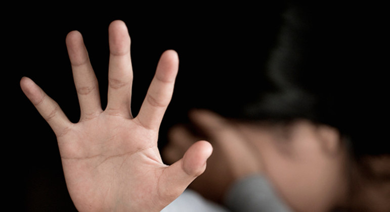 Mulher briga com o marido, sai para a rua e acaba raptada e estuprada na capital