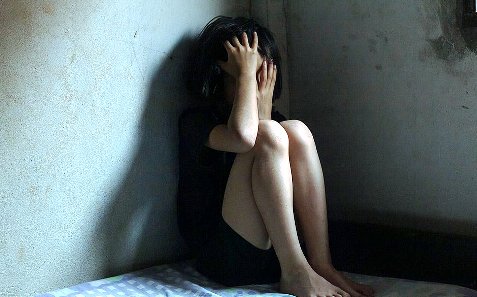 Jovem de 15 anos corre para a recepção de motel, para escapar de estupro