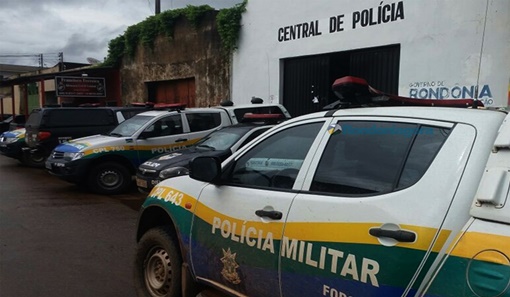 Bando rende homem na frente de sua casa e foge levando carro e outro objetos